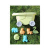 Slika - Beach Toys otroški komplet bioplastičnih igral za peskovnik z vozičkom 9-delni, 1x vodni mlin, 1x grablje (grablje), 1x pločevinka, 1x lopata, 4x kalup