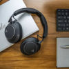 Slika - Poly Voyager Surround 80 UC – Bluetooth slušalka z aktivno odpravo šumov, boomless mikrofoni, BT700 adapter (8G7T9AA)